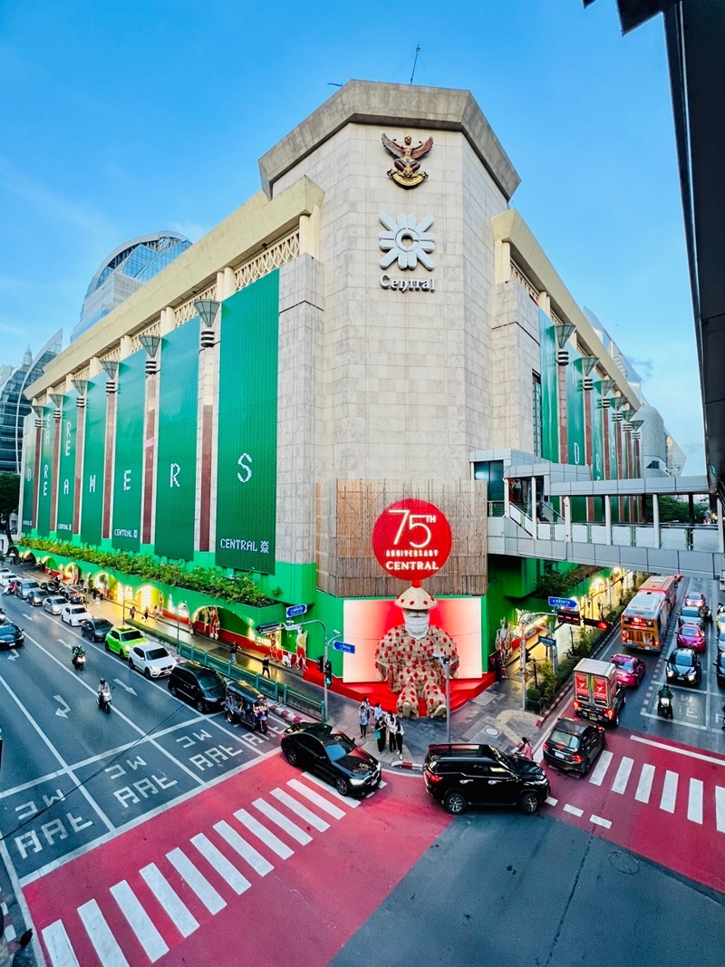 Inviting Everyone to Come Check-in with “Papa Christmas”, Thailand's First Giant-sized Santa Made of Eco-friendly Materials!